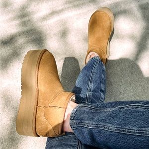UGG- Woman’s classic mini platform boot
